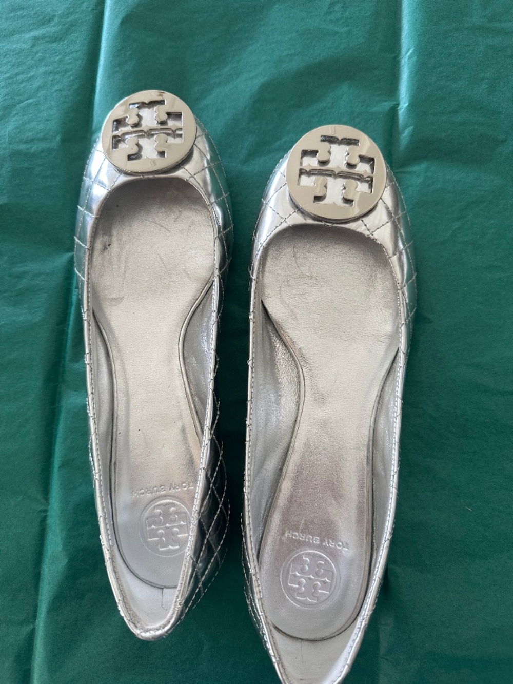 TORY BIRCH QUILTED SILVER FLATS WITH LOGO-SZ 10/BRAND NEW